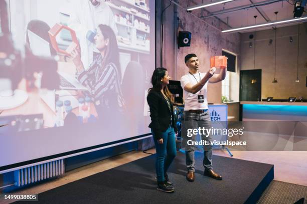 propietarios de nuevas empresas tecnológicas dando una presentación en una conferencia de negocios. - prototipo fotografías e imágenes de stock