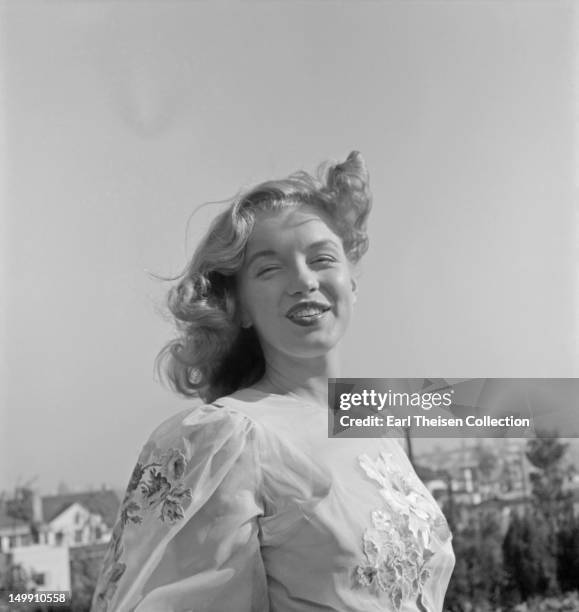 Newly signed 20th Century-Fox contract girl Marilyn Monroe poses for a portrait in 1947 in Los Angeles, California.