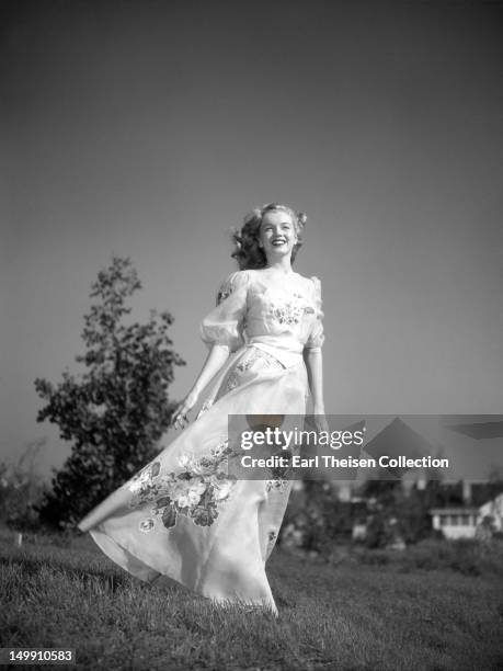 Newly signed 20th Century-Fox contract girl Marilyn Monroe poses for a portrait in 1947 in Los Angeles, California.