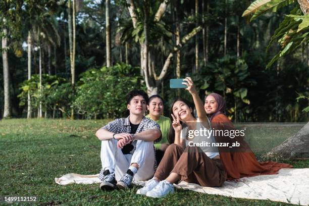 friends take a selfie in the park. - povo do sudeste asiático imagens e fotografias de stock