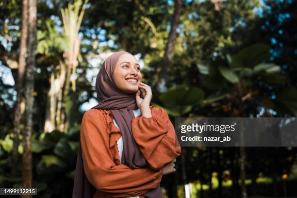 um sorriso é uma curva que endireita. - malay hijab - fotografias e filmes do acervo