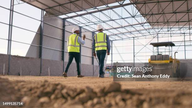 ingeniería, cooperación y hombres en la planificación de obras y gestión de proyectos. equipo de contratistas en almacén, b2b en servicio industrial y trabajo en desarrollo de edificios. - ingeniería civil fotografías e imágenes de stock