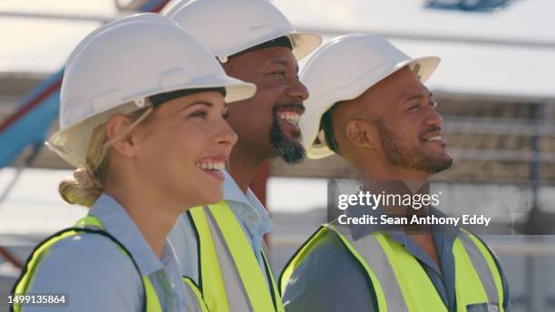 engenharia civil, diversidade e grupo de pessoas na construção civil com sorriso, liderança e cooperação. felicidade, homens e mulheres na equipe do empreiteiro trabalhando juntos no projeto de construção - civil engineer - fotografias e filmes do acervo