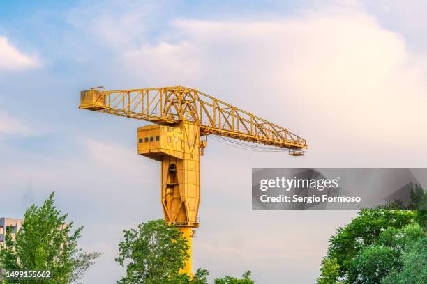 titan yellow crane in nantes - grue photos et images de collection