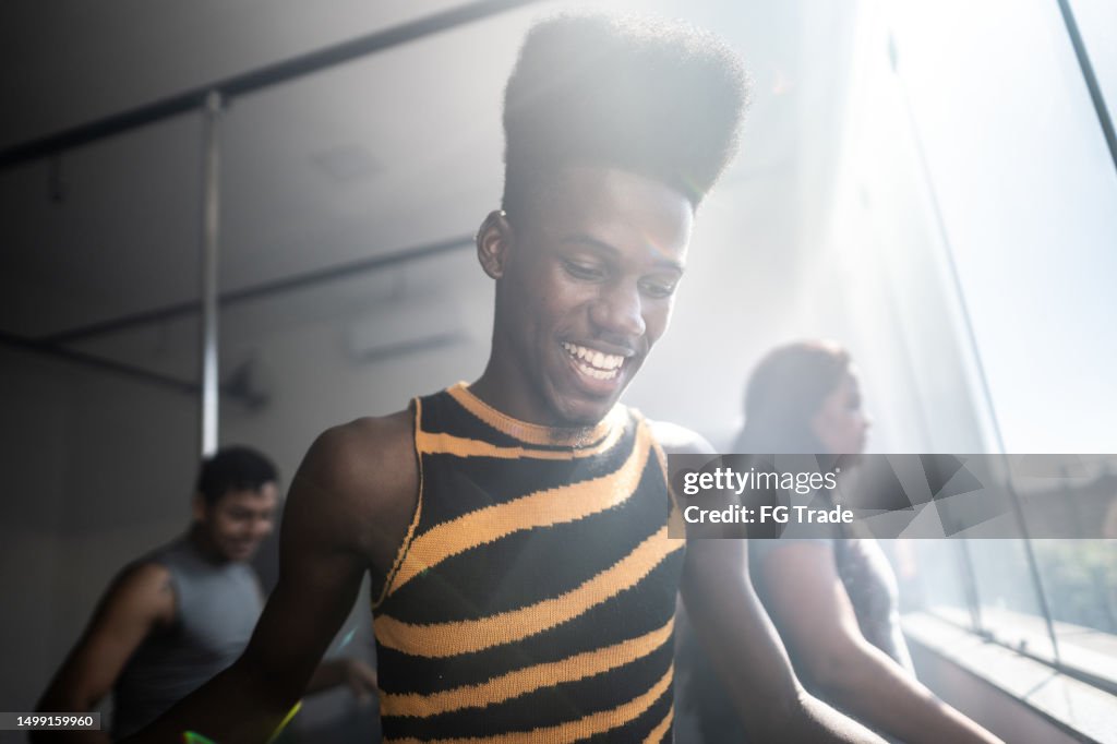 Jovem em uma aula de dança em um estúdio de dança
