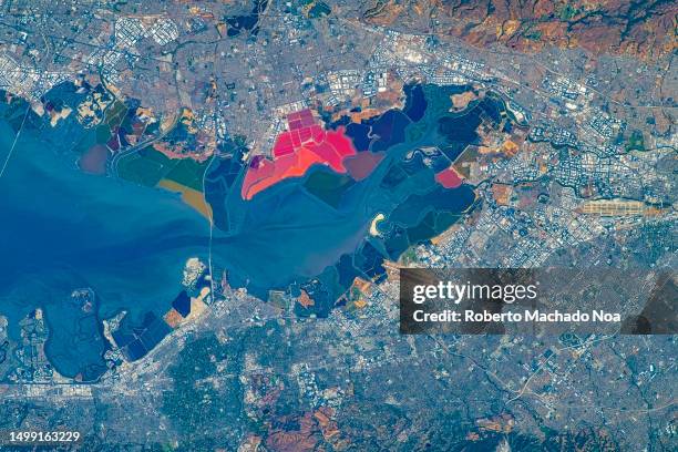 city by bay of water - san jose californie photos et images de collection