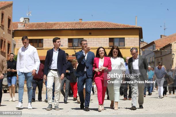 The leader of the Popular Party, Alberto Nuñez Feijoo , accompanies the mayor of Celadas, Raquel Clemente , at the constitution session of the...