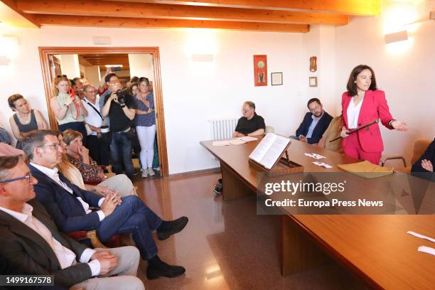 The mayor of Celadas, Raquel Clemente , shows the baton during the constitution session of the Celadas Town Council, on 17 June, 2023 in Celadas,...
