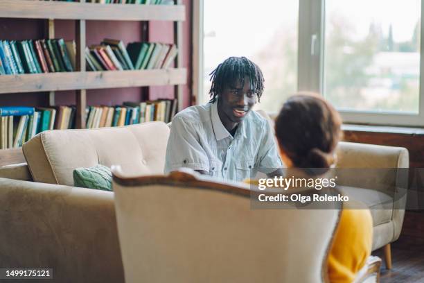 unrecognised counselor listens to a male patient in the office - alternative therapy fotografías e imágenes de stock