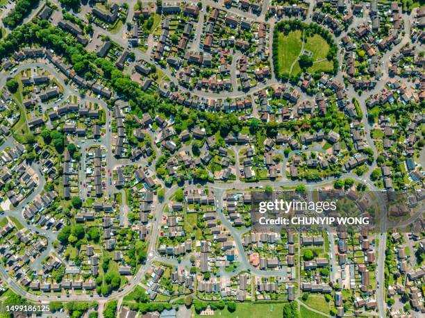 häuser und felder, die von drohne aus der luft gezeigt werden, geben eine einzigartige perspektive auf das britische leben in den vororten - aerial view london stock-fotos und bilder