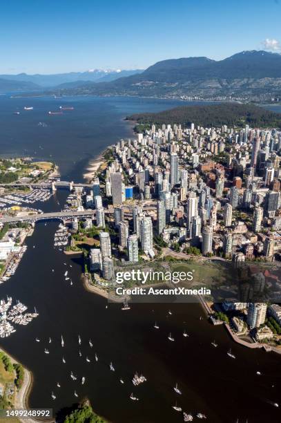 luftaufnahme der innenstadt von vancouver, kanada - vancouver skyline stock-fotos und bilder