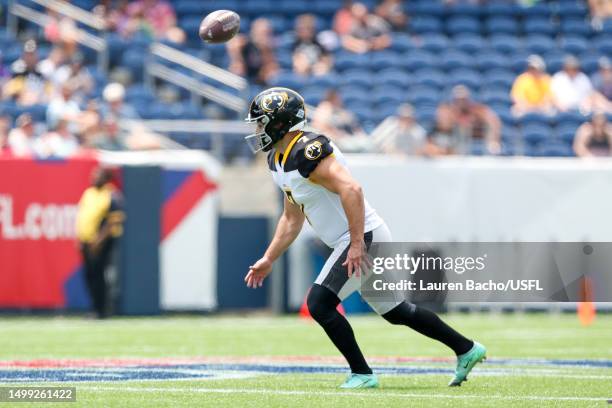 Chris Blewitt of the Pittsburgh Maulers reacts as a snap flies over his head during the second quarter against the New Jersey Generals at Tom Benson...