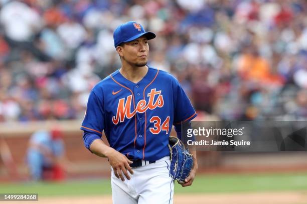 Starting pitcher Kodai Senga of the New York Mets walks off the field during the 5th inning of the game against the St. Louis Cardinals at Citi Field...