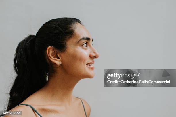 side profile of a beautiful, young, indian woman. - femme visage beauté profil fond blanc photos et images de collection