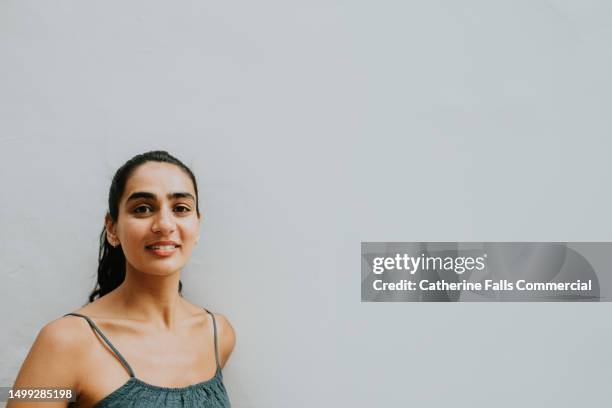 side profile of a beautiful, young, indian woman. - indian woman side profile photos et images de collection