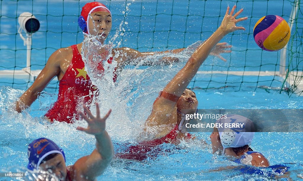 China's Sun Huizi (C) tries to block an 