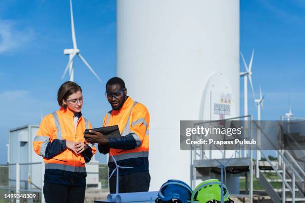 maintenance engineer team working in wind turbine - suministro de energía fotografías e imágenes de stock
