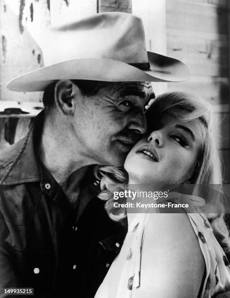 Clark Gable and Marilyn Monroe on the shoot of 'The Misfits' directed by John Huston, in the Nevada Desert, 1960.