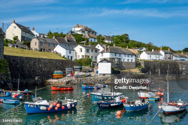fishing village of coverack near the lizard peninsula in cornwall, england - the lizard peninsula england stock pictures, royalty-free photos & images