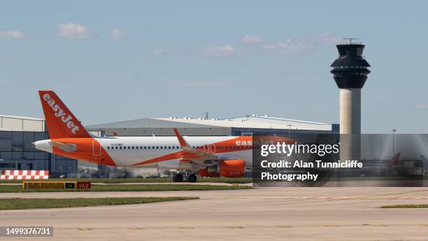 easy jet aircraft - manchester airport stock pictures, royalty-free photos & images