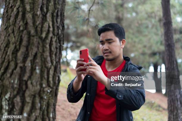 family enjoying nature and outdoor - ibnjaafar stock pictures, royalty-free photos & images