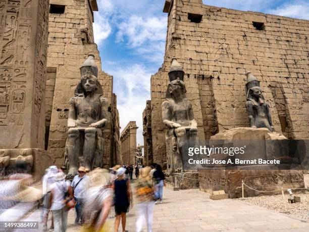 groups of tourists enter the luxor temple in egypt. - temple of luxor stock pictures, royalty-free photos & images