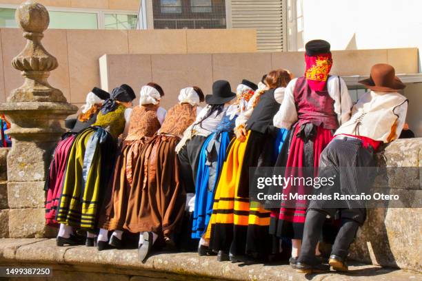 vista trasera del grupo de jóvenes vestidos de gente. - música tradicional fotografías e imágenes de stock