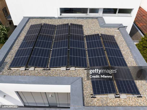 photovoltaik-sonnenkollektoren solarenergie auf modernem haus grünes gebäude - gravel roof stock-fotos und bilder