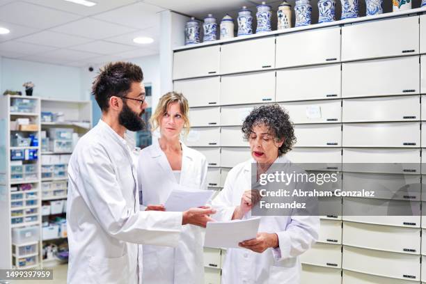 staff of a pharmacy store discussing while working - multiple languages stock pictures, royalty-free photos & images