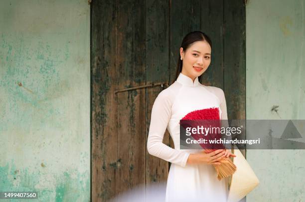 1,344 A Woman Wearing A Traditional Vietnamese Ao Dai Stock Photos,  High-Res Pictures, and Images - Getty Images