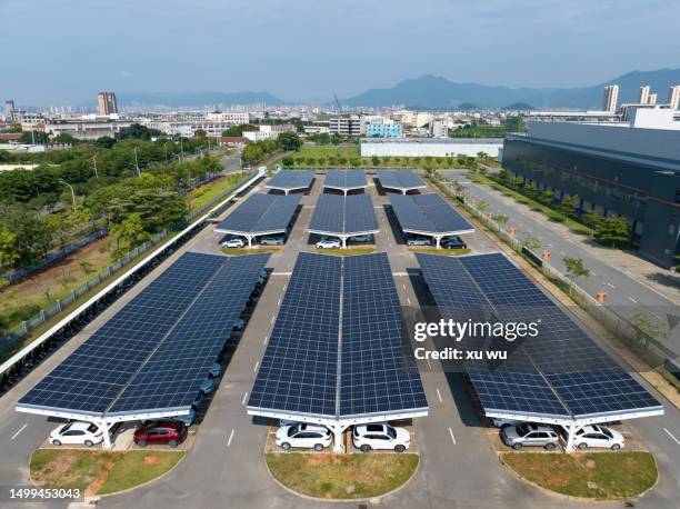 solar panels on the roof of the parking shed - modern garden shed stockfoto's en -beelden