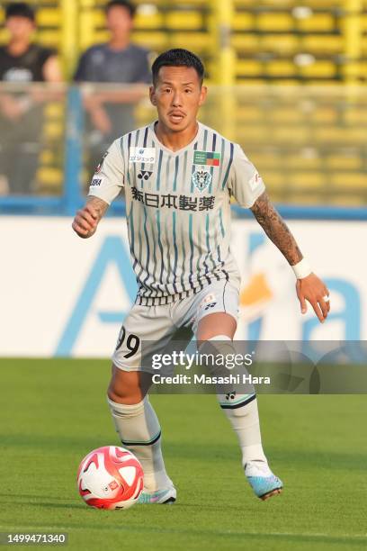 Yosuke Ideguchi of Avispa Fukuoka in action during the J.LEAGUE YBC Levain Cup 6th Sec. Group D match between Kashiwa Reysol and Avispa Fukuoka at...