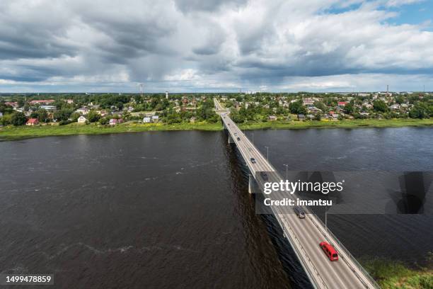 blick auf das rechte ufer der stadt jekabpils, lettland - lettland landschaft stock-fotos und bilder