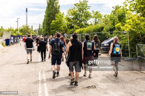 besucher des copenhell festivals in kopenhagen - metalhead stock-fotos und bilder