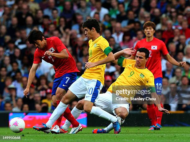 Kim Bokyung of Korea is challenged by Oscar#10 and Leandro Damiao of Brazil during the Men's Football Semi Final match between Korea and Brazil, on...