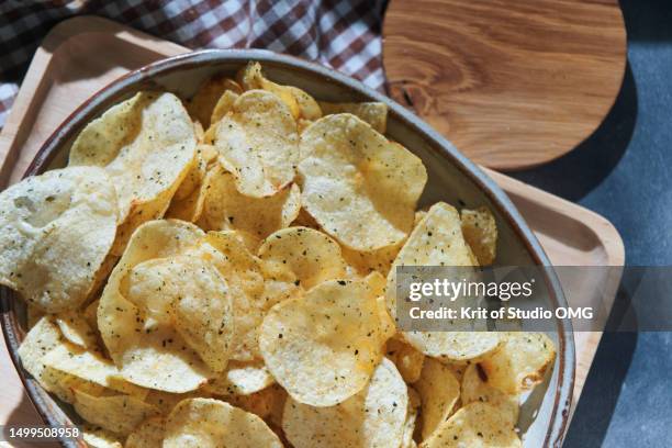 crispy potato seasoned with spices - crisps foto e immagini stock