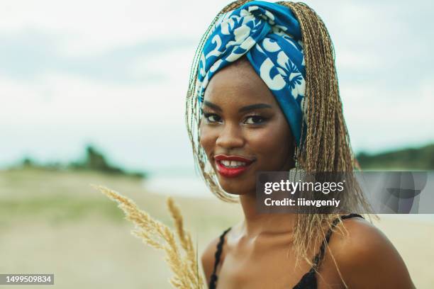 schöne frau im bandana im freien. authentischer stil. sommermode. model mit afro-frisur. stilvolle accessoires. - 3d models stock-fotos und bilder