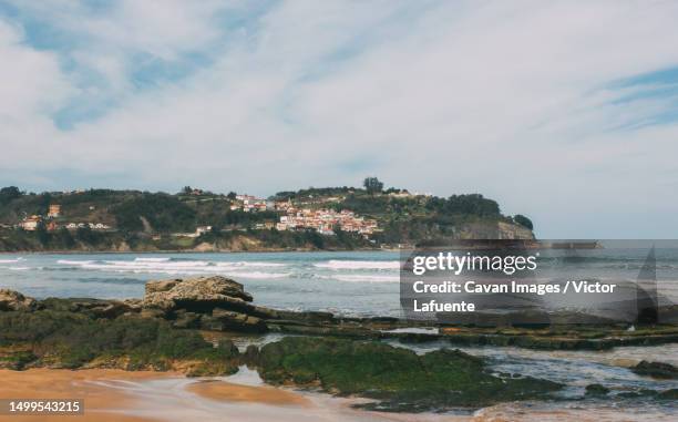 nice views of the asturian coastal town of lastres - européen de lest photos et images de collection