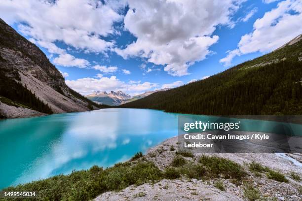 looking out over cirque lake near the head of the glacier in banff - kokopelli foto e immagini stock