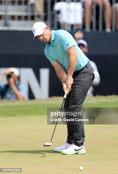 Rory McIlroy of Northern Ireland strikes a putt on the first hole during the final round of the 123rd U.S. Open Championship at The Los Angeles...