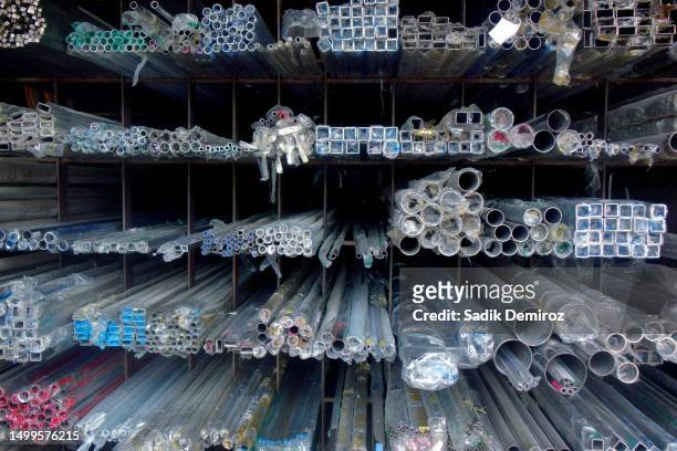 industrial steel products of metal profiles and tubes on warehouse shelf - objet métallique photos et images de collection