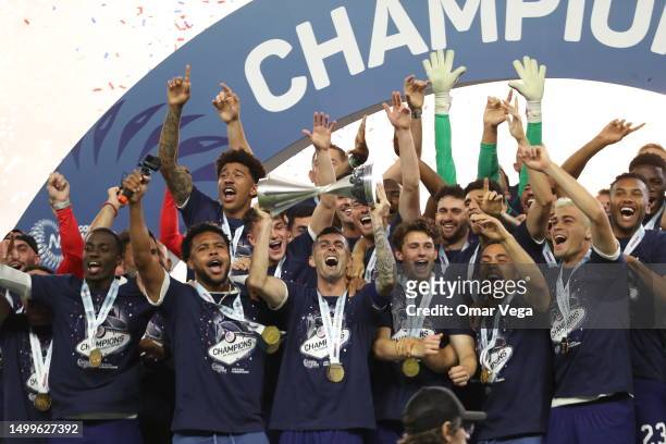 Captain Christian Pulisic of United States takes the trophy after winning the CONCACAF Nations League Championship Final between United States and...