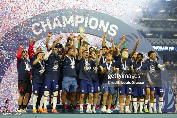 Christian Pulisic of the United States holds up the trophy celebrating the win over Canada during the 2023 CONCACAF Nations League Final at Allegiant...