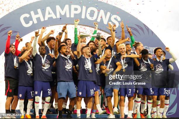 Christian Pulisic of the United States holds up the trophy celebrating the win over Canada during the 2023 CONCACAF Nations League Final at Allegiant...