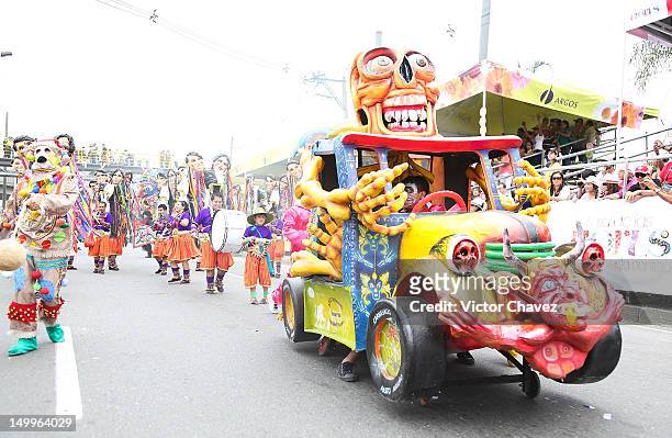 Walking performer attends the traditional 55th Desfile de Silleteros during the Feria De Flores 2012 at Guayaquil Bridge on August 7, 2012 in...