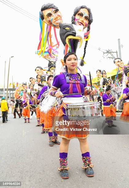 Walking performer attends the traditional 55th Desfile de Silleteros during the Feria De Flores 2012 at Guayaquil Bridge on August 7, 2012 in...