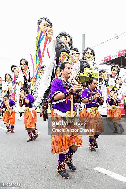 Walking performer attends the traditional 55th Desfile de Silleteros during the Feria De Flores 2012 at Guayaquil Bridge on August 7, 2012 in...