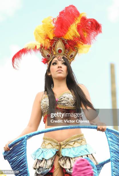 Dancer woman takes part in the traditional 55th Desfile de Silleteros during the Feria De Flores 2012 at Guayaquil Bridge on August 7, 2012 in...