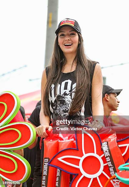 Dancer woman takes part in the traditional 55th Desfile de Silleteros during the Feria De Flores 2012 at Guayaquil Bridge on August 7, 2012 in...