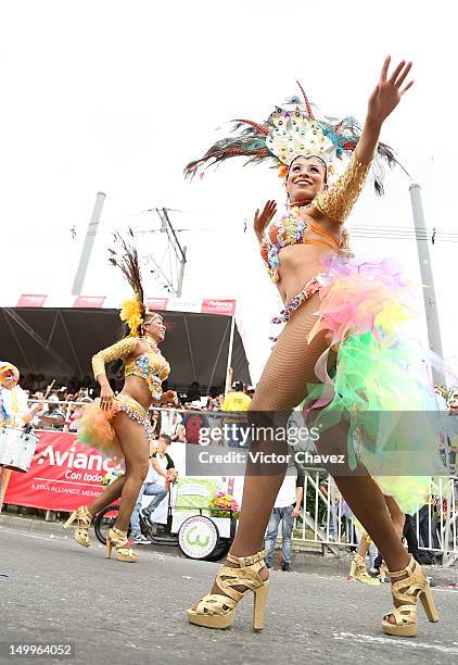 Dancer woman takes part in the traditional 55th Desfile de Silleteros during the Feria De Flores 2012 at Guayaquil Bridge on August 7, 2012 in...